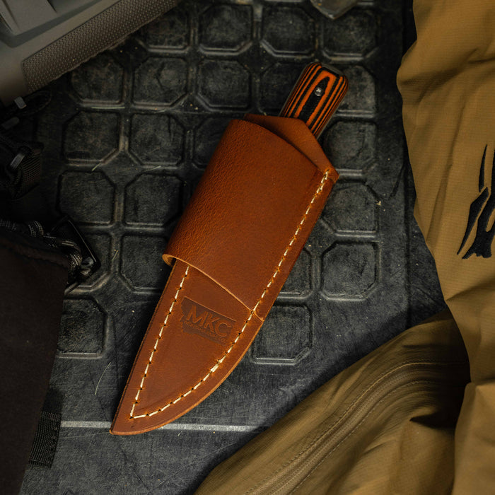 Horizontal carry leather sheath for Faltail knife, featuring durable brown leather and precise stitching. Ideal for outdoor use.