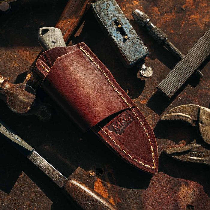 Horizontal leather sheath for knives, featuring durable construction and classic design, ideal for outdoor and work use.